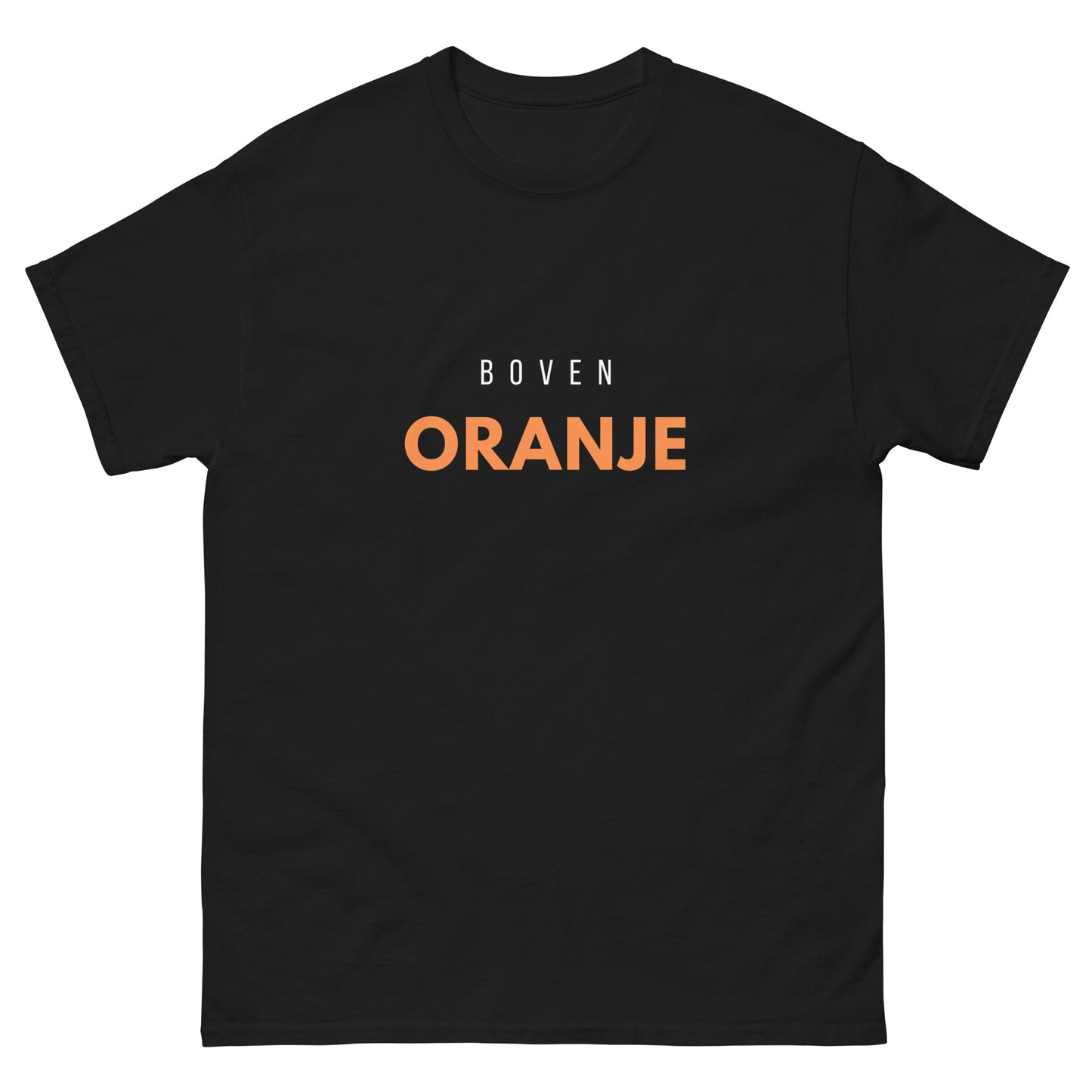 zwart Boven Oranje statement T-shirt van Yebber, een gedurfde en satirische twist op de Nederlandse Koningsdag-traditie. Perfect voor wie een uniek statement wil maken.
