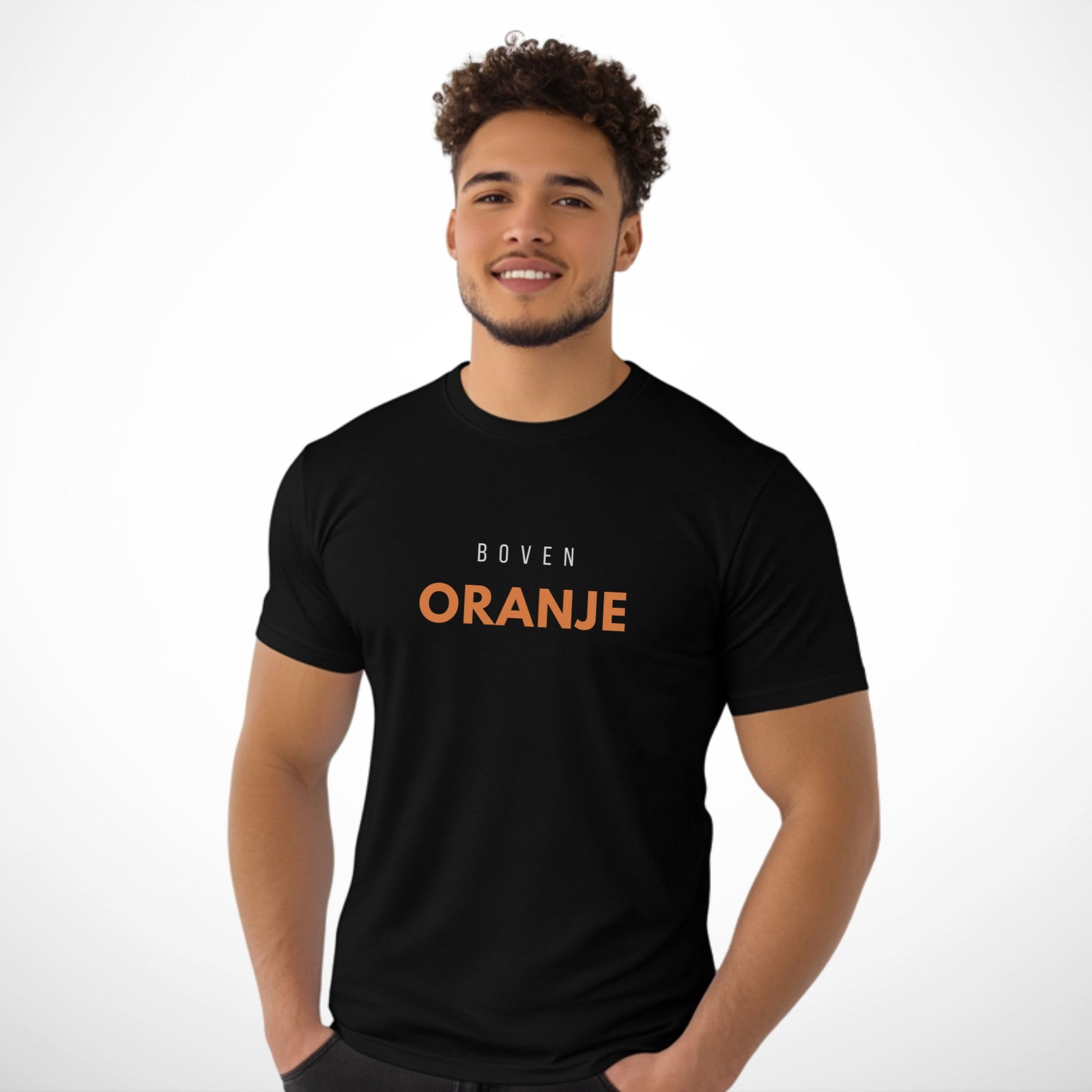 Zwart Koningsdag shirt met de tekst 'Boven Oranje' – gedragen door een man met statement uitstraling, Yebber.